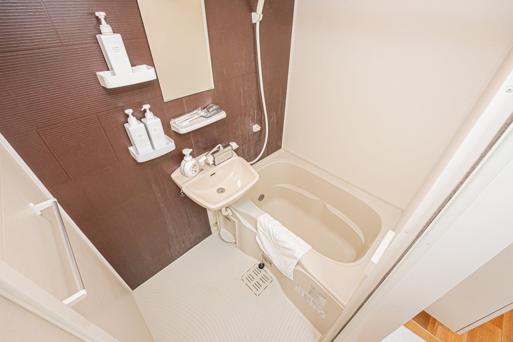 4-person room bathroom