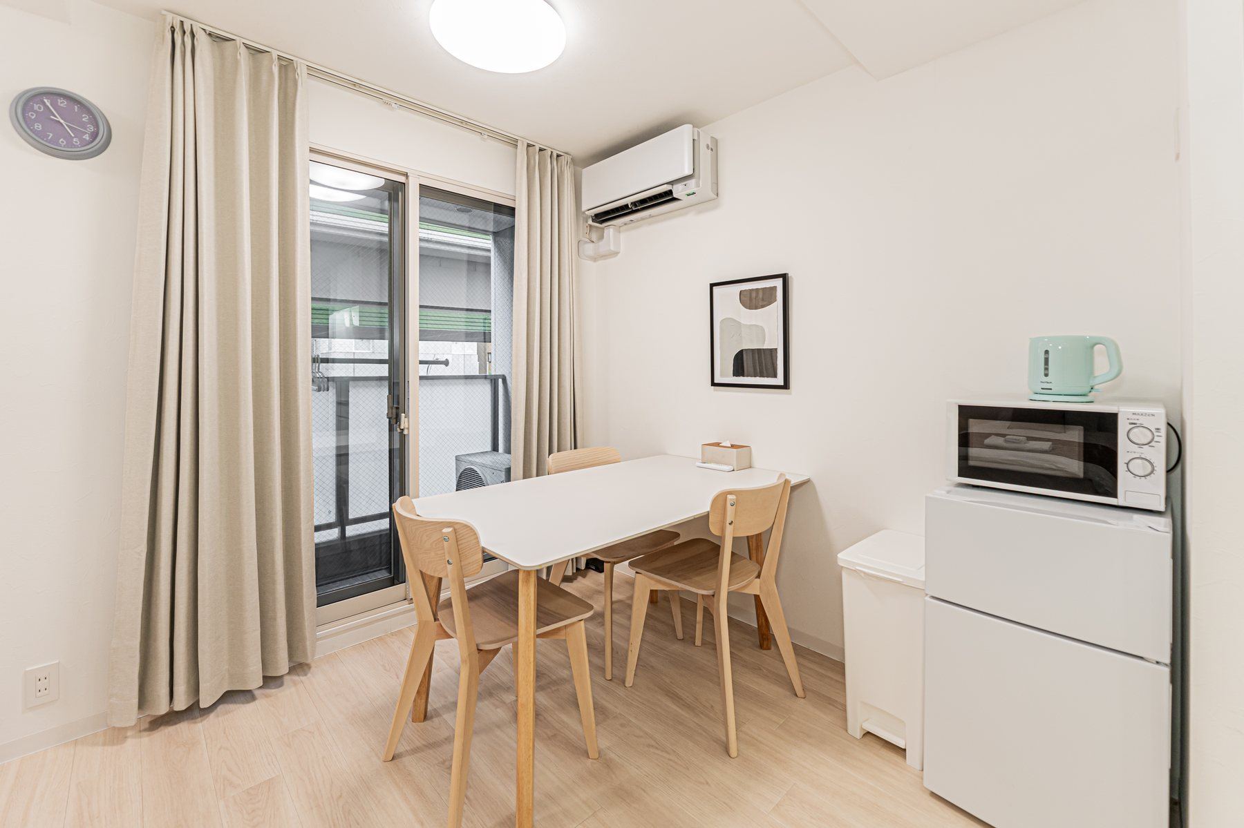 Twin room dining area